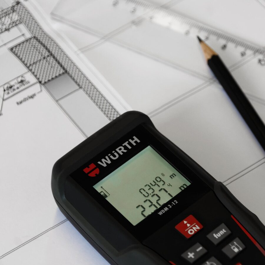 Planta técnica sendo analisada sobre a mesa
