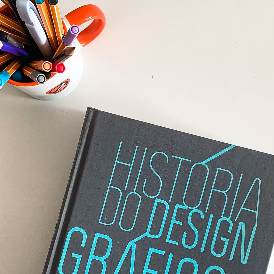 Mesa de trabalho de designer com material gráfico