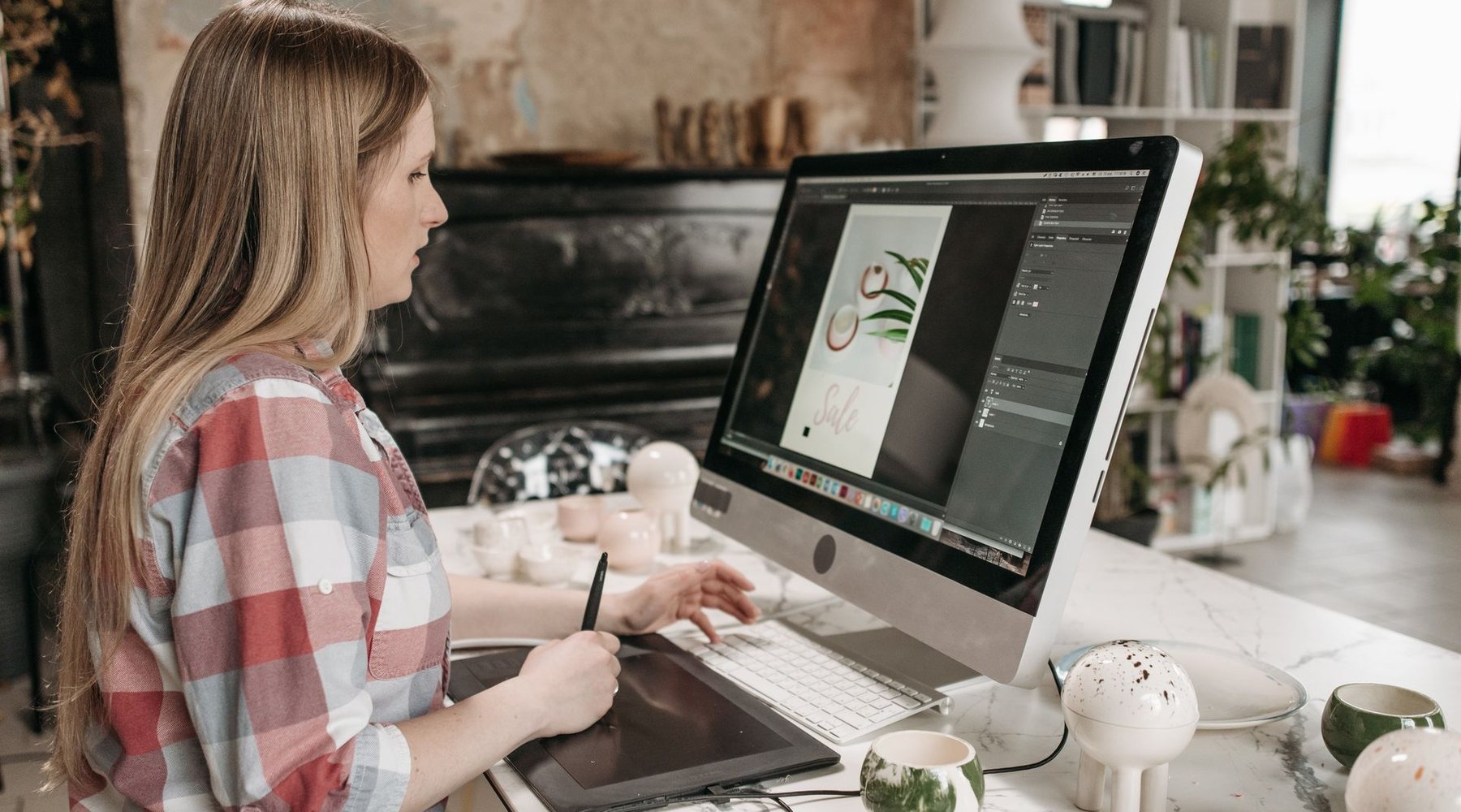 Designer trabalhando em um projeto de identidade visual