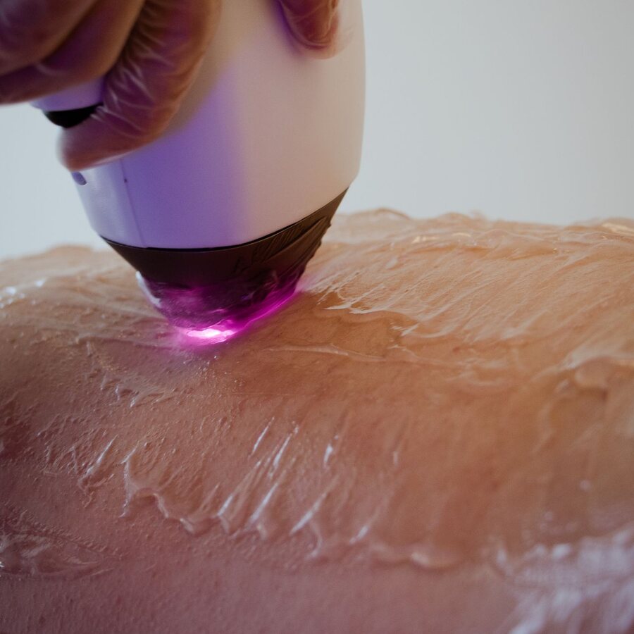 Profissional de estética realizando um procedimento facial