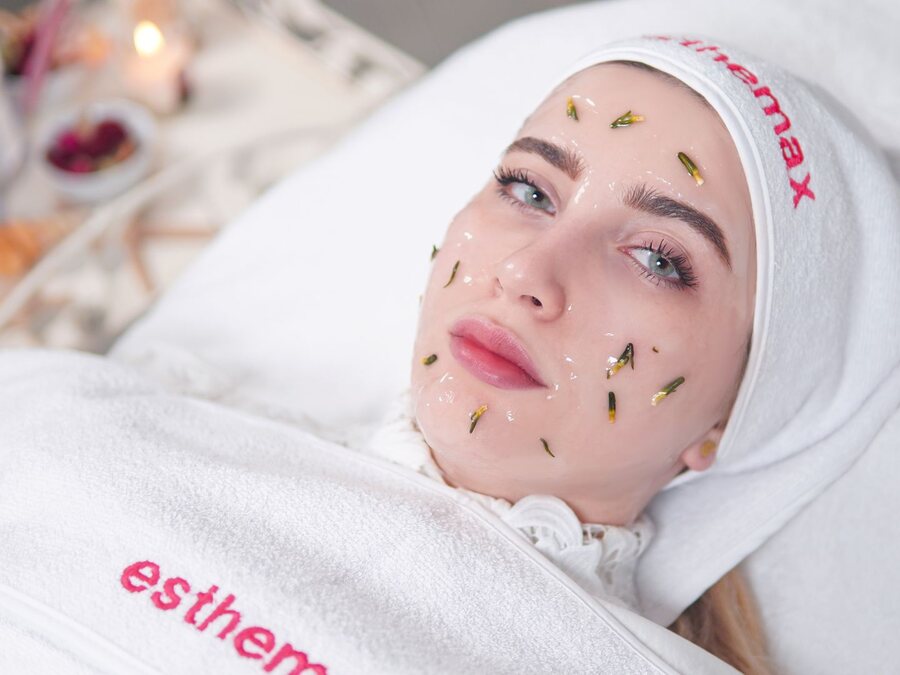 Sala de estética preparada e acolhedora
