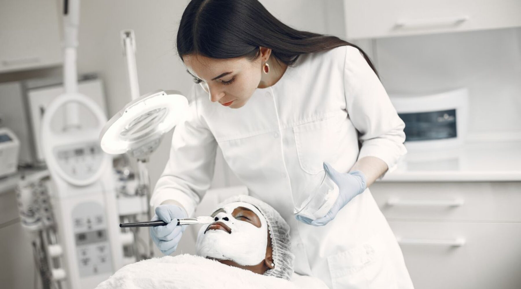Profissional de estética realizando um procedimento facial