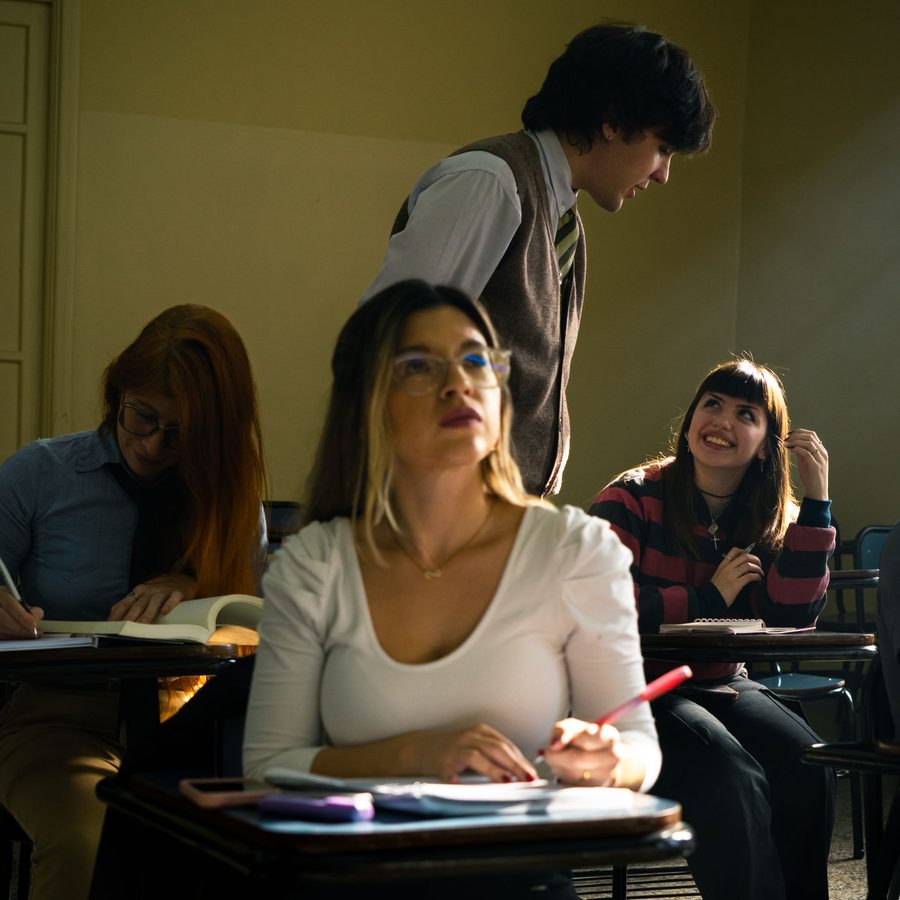 Profissional alternando entre duas atividades
