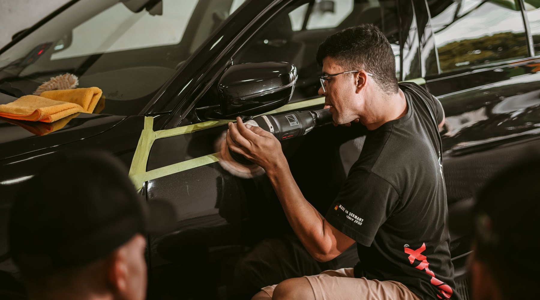 Pintor automotivo preparando a peça antes de pintar