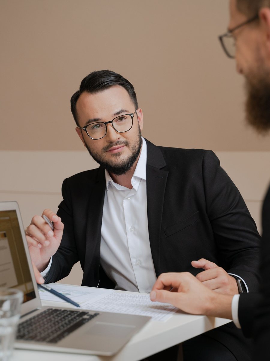 Consultora em escritório de atendimento