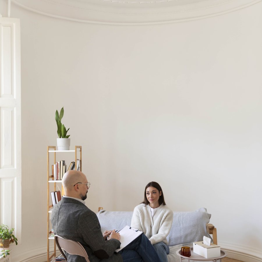 Consultório de psicologia acolhedor e vazio