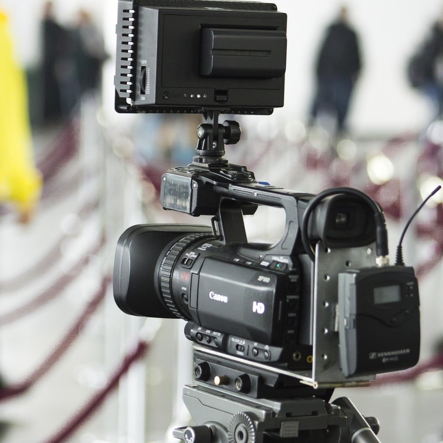 Equipamento fotográfico sobre a mesa do estúdio